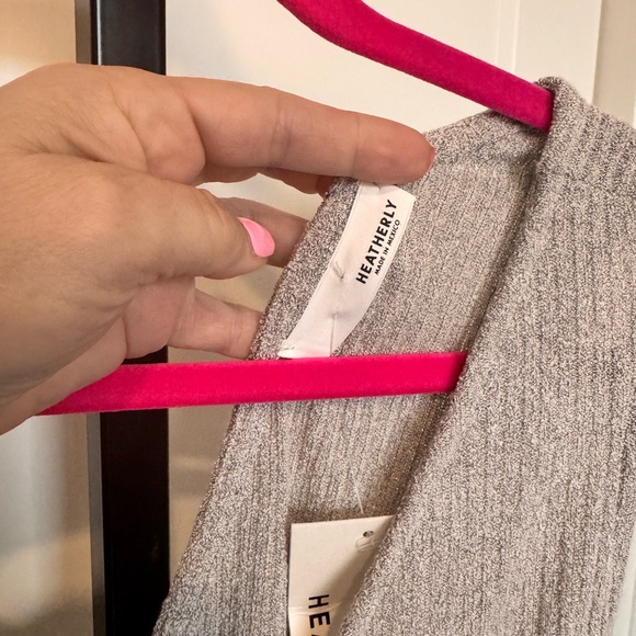 NWT Gray Sleeveless V-Neck Romper - Picture 3 of 7